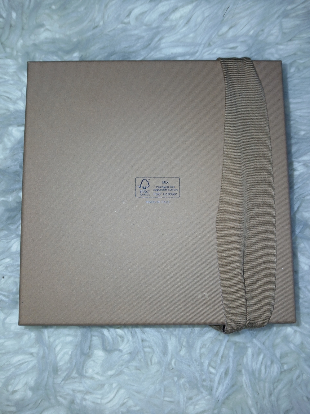 Burberry Gift Box with Ribbon - Picture 3 of 4